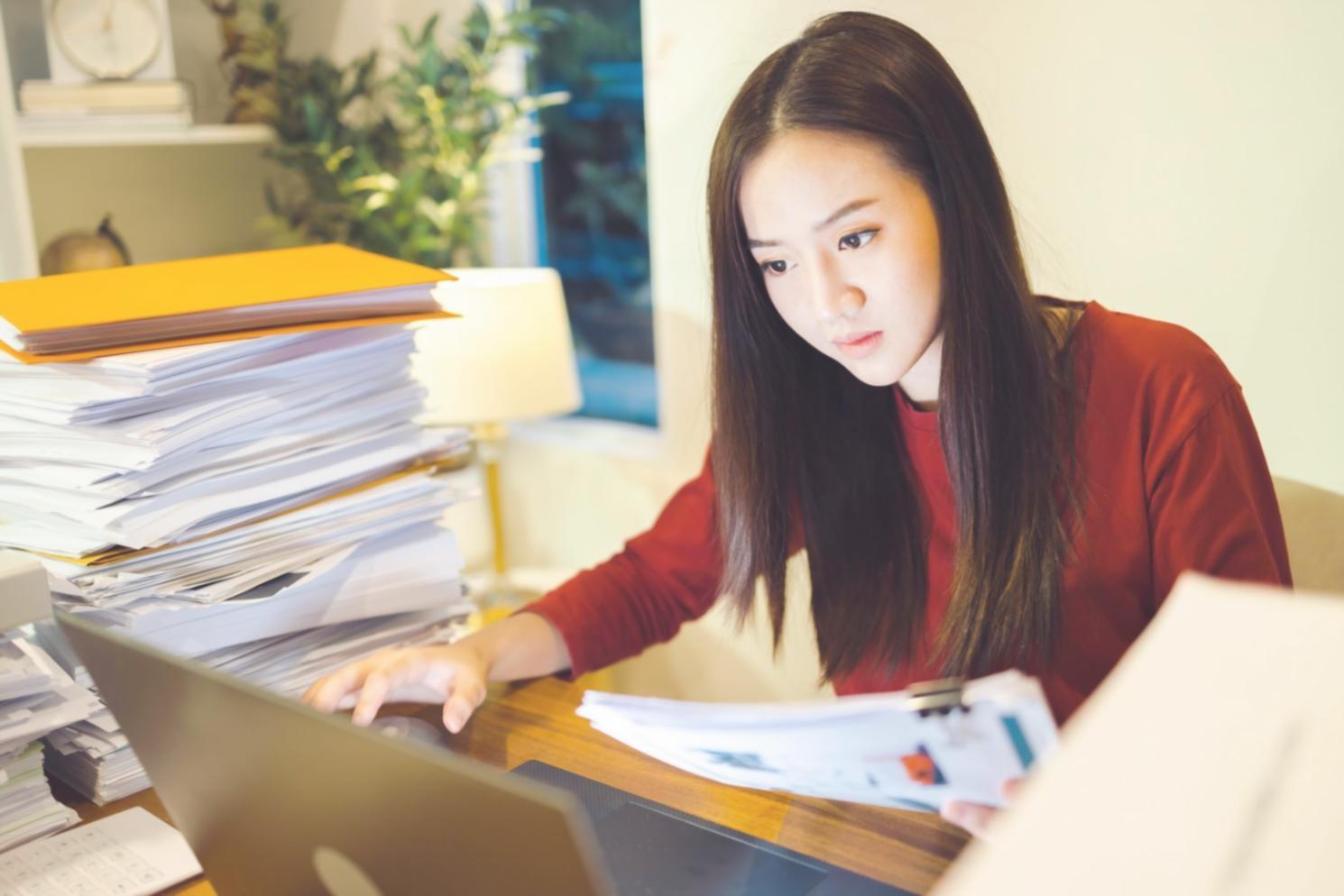 Profesional en consulta financiera con cliente en ambiente de confianza